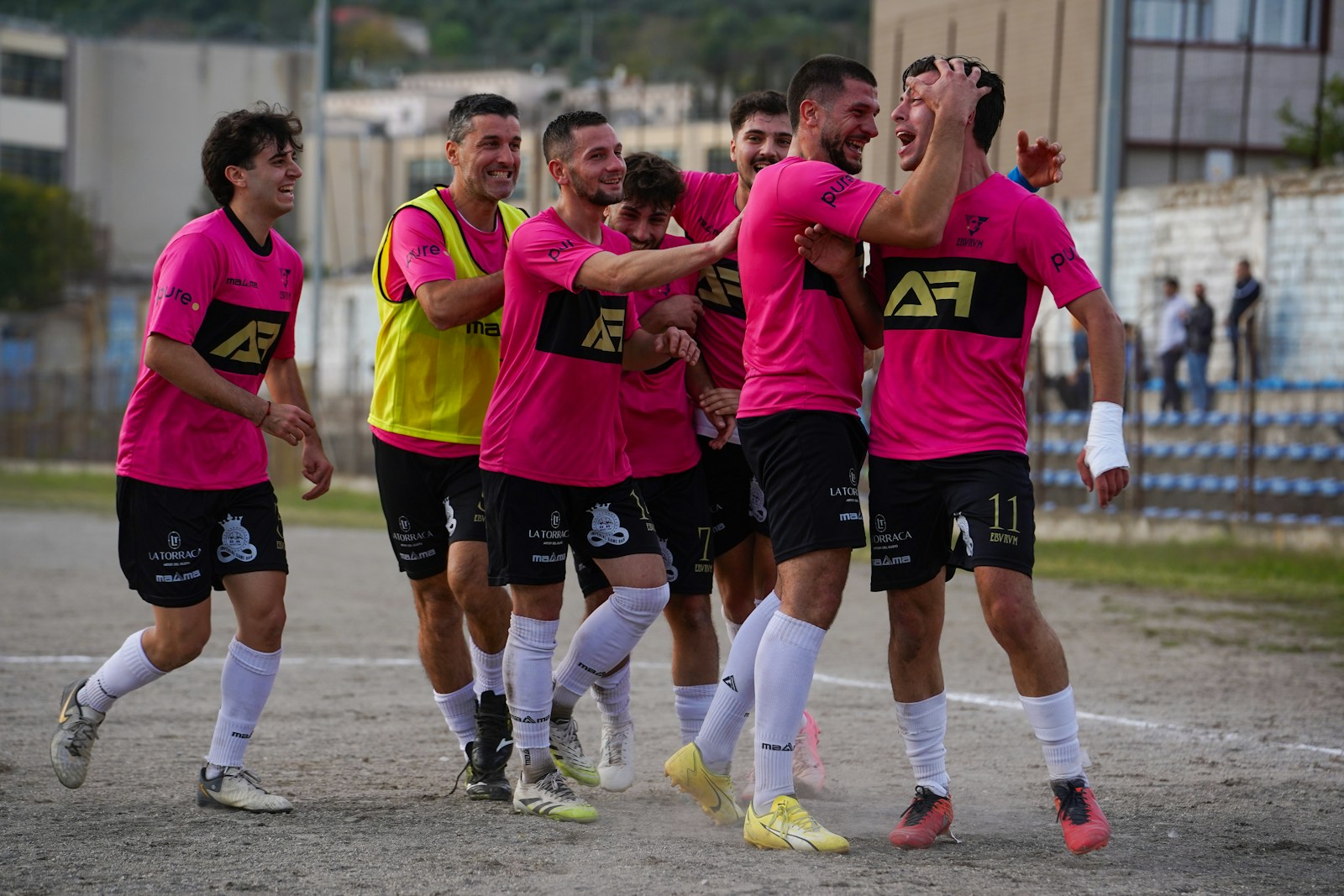 仲間と成果を分かち合い次のステージにつなげるイメージ