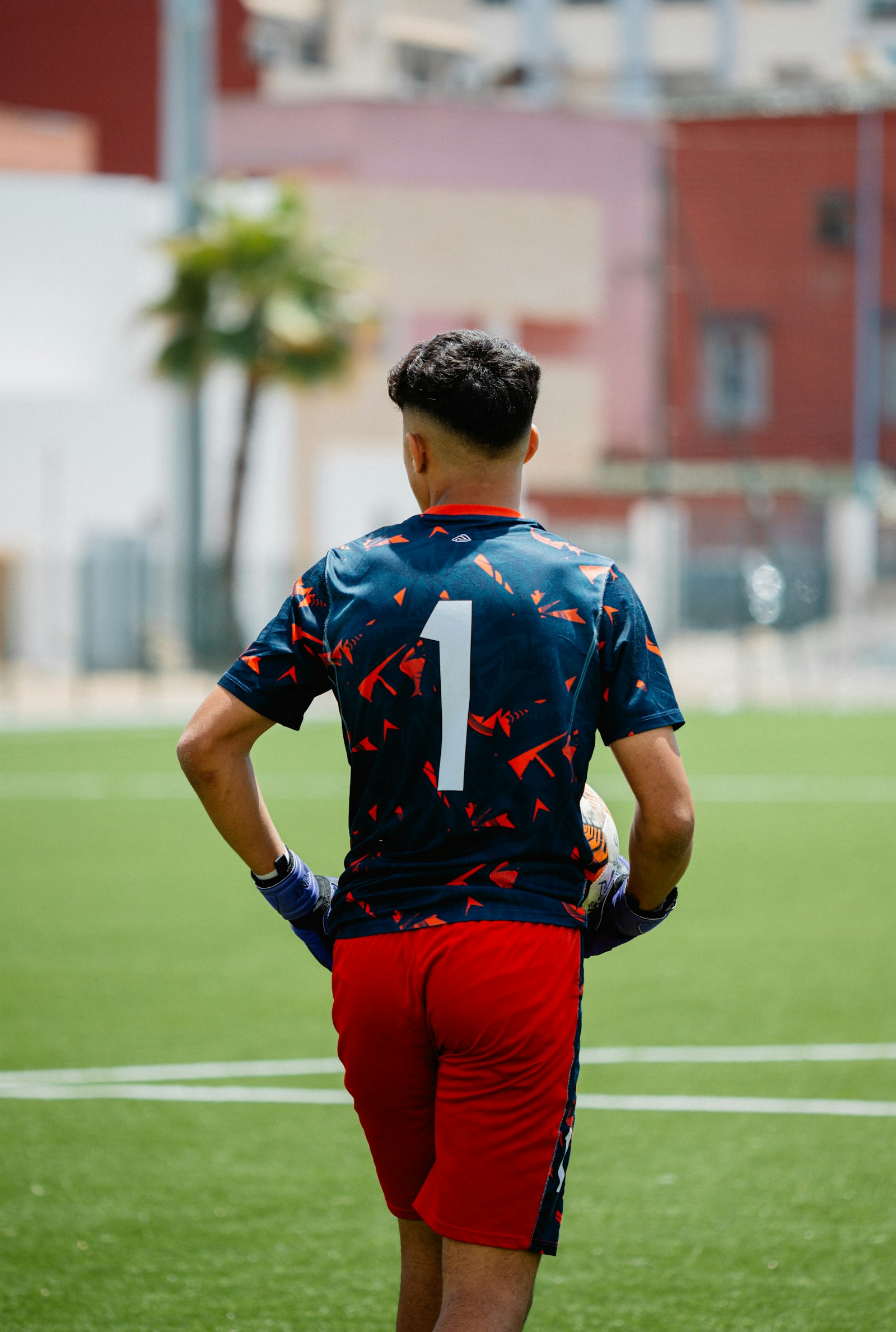 準備を整えながら次の一歩を考える選手のイメージ